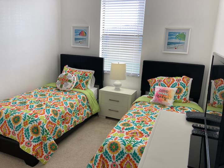 Spálňa 4 so 2 samostatnými lôžkami, komoda, televízor Roku