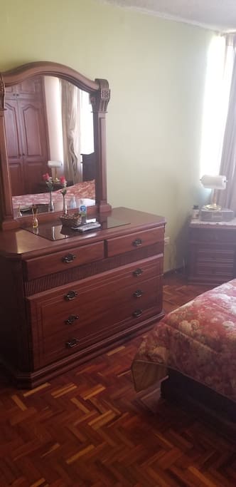 Vista parcial de dormitorio