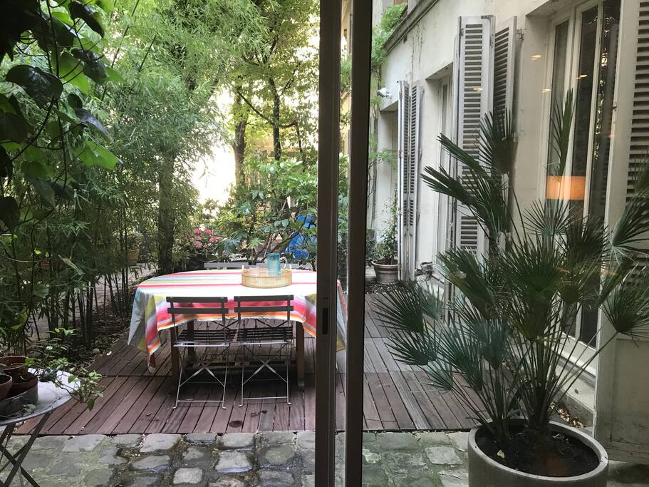 La vue sur la terrasse-jardin depuis la cuisine