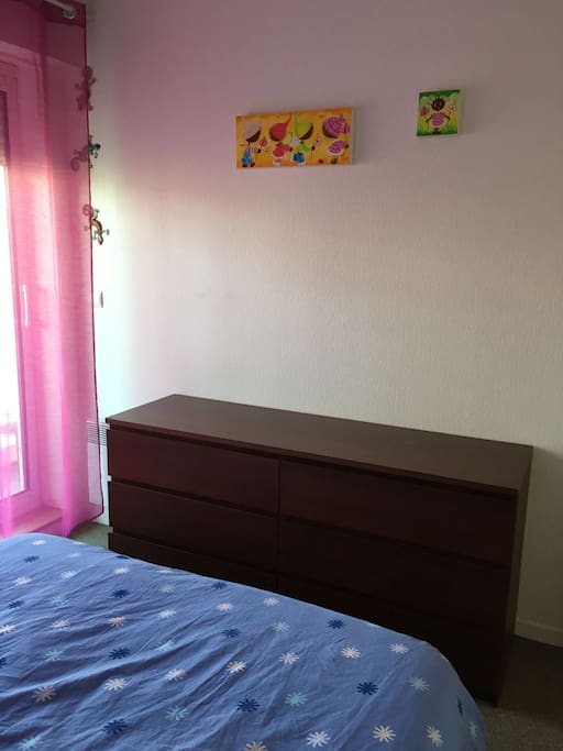 la chambre avec commode de rangement