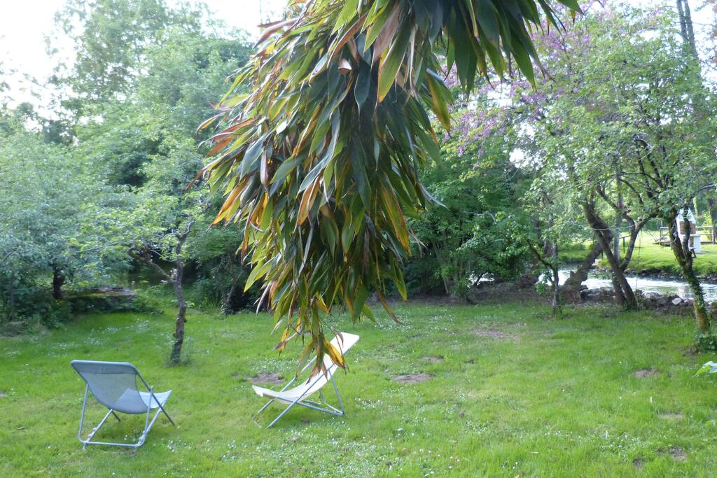 jardin du gite, au bord de l'eau