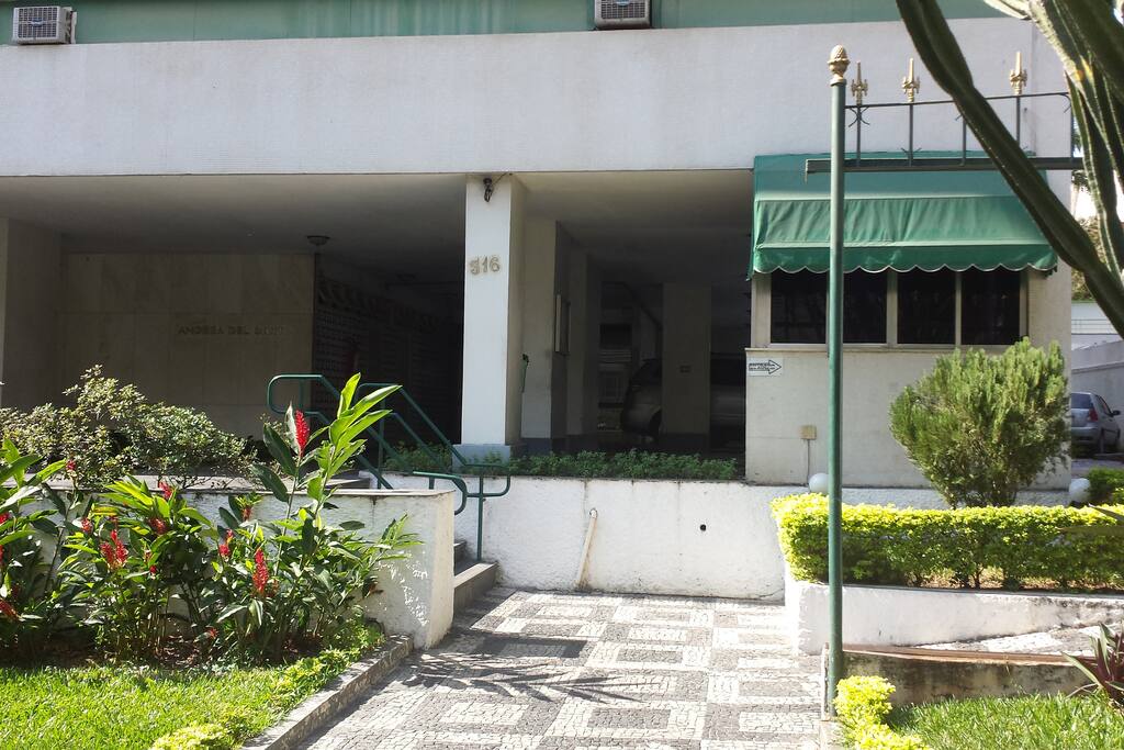 Entrada do predio - entrance of the building