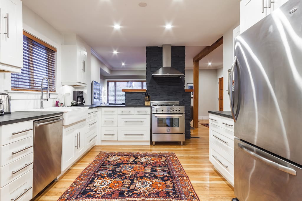 Large, fully equipped gourmet kitchen