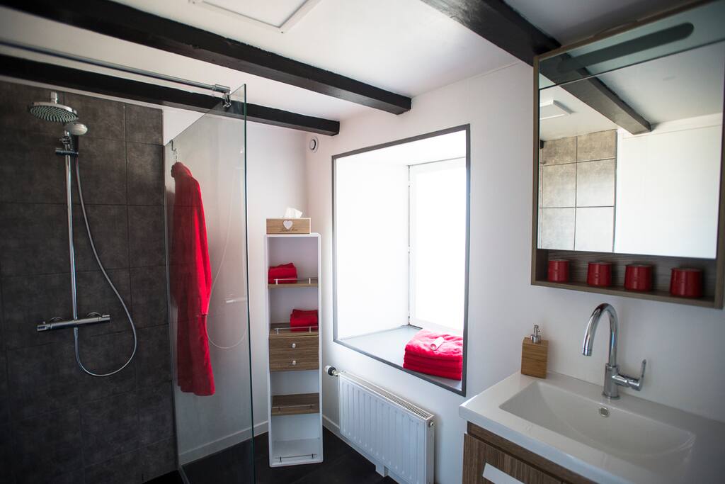 De badkamer van de suite Pradeaux