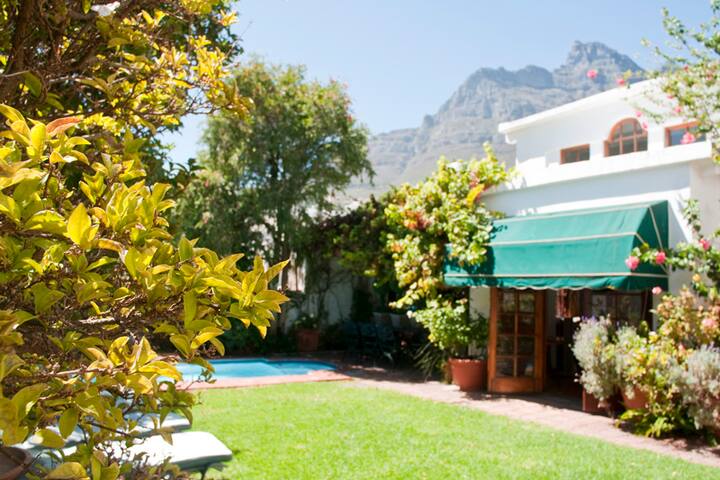 4 bedroom all en suite Villa close to the beach. gallery image 3