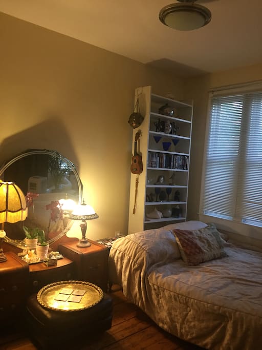 14 ft ceilings, Art Deco vanity, 7 windows in Studio