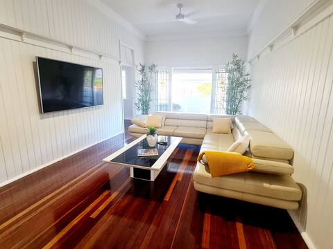 Entire 5 bed-room Unit in Maryborough CBD, 15 ppl