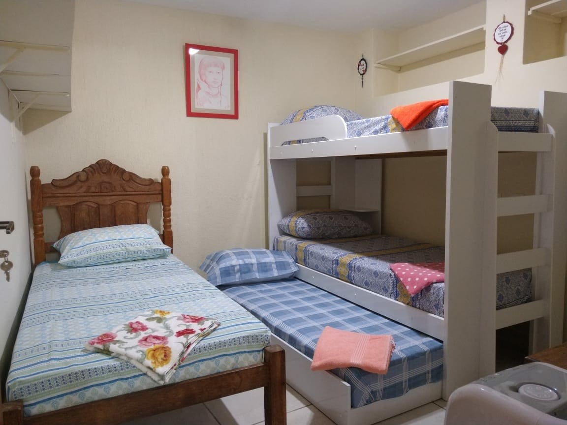 საძინებელში 2 არის 4 ადამიანი ყველა მატრასი,ბალიში, ახალი თეთრეული, ოთახს აქვს გასაღები