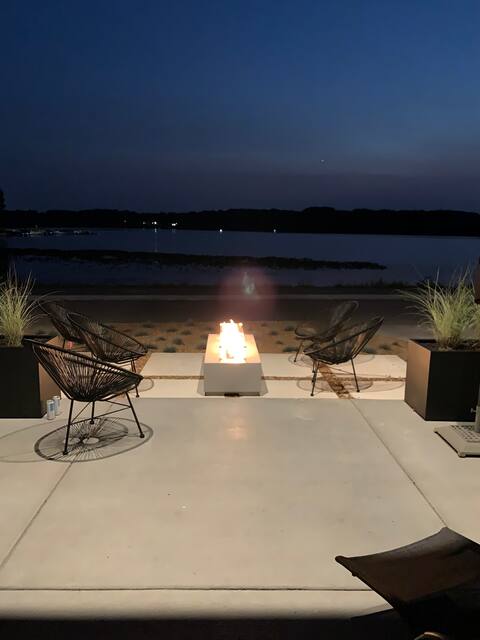 Planet 210! Hot Tub+Kayaks+Pontoon Boat!