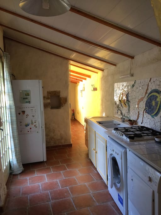 la cuisine équipé d'un four et lave linge