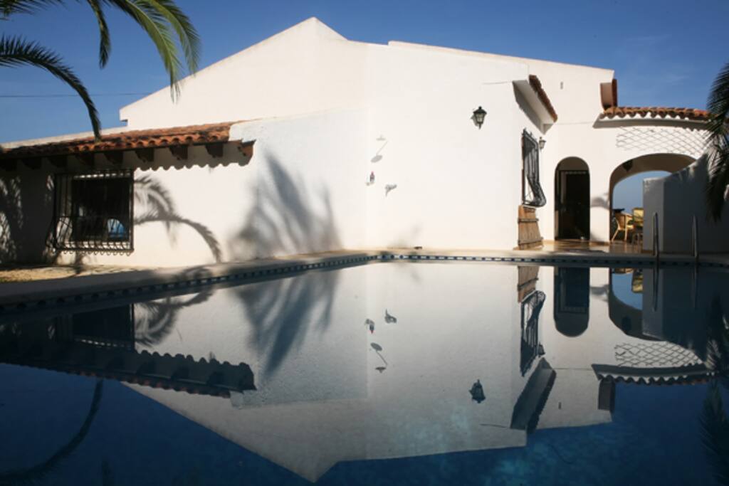 Pool an der Terasse mit Aussendusche