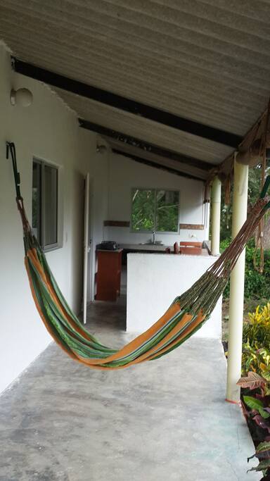 Descansar cómodamente en una hamaca...