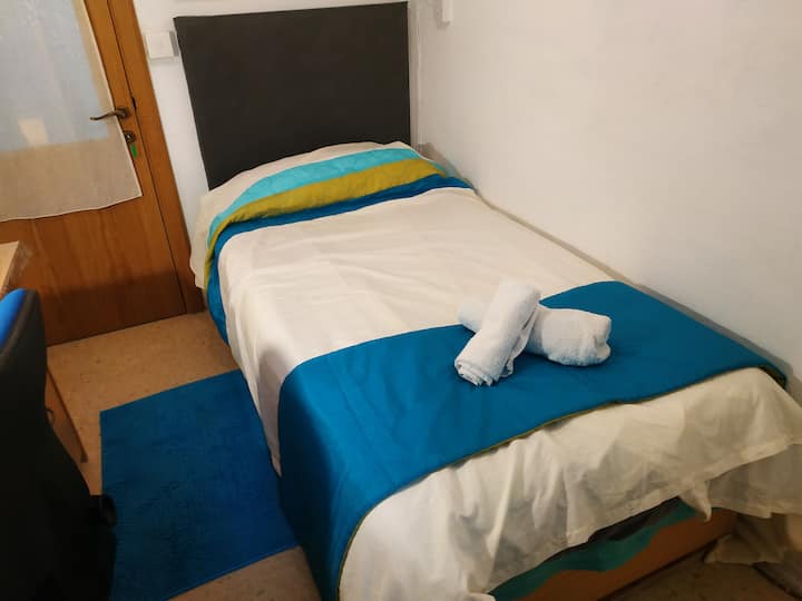 Un lit très confortable avec du linge de maison, un éclairage et une alimentation électrique et des entrées USB.