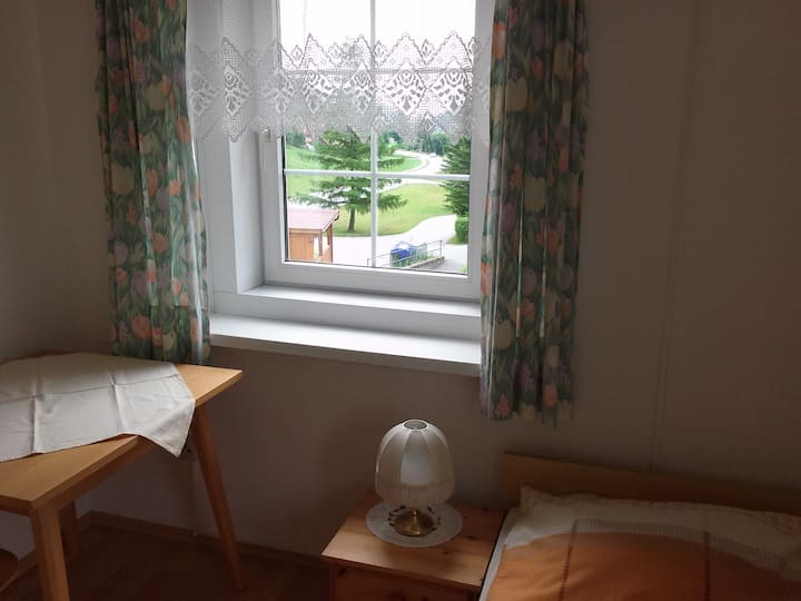 غرفة الزاوية 6: إطلالة على الشارع