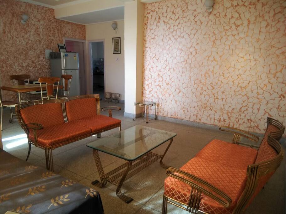 Sitting room
Cosy comfortable, with a comfortable diwan to accomodate one person