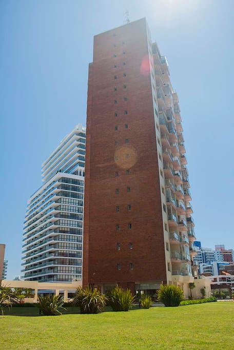 El edifificio en perfecto estado con el Onyx condo como nuevo vecino.
The building in its perfect state with the Onyx Condo new neighbor.