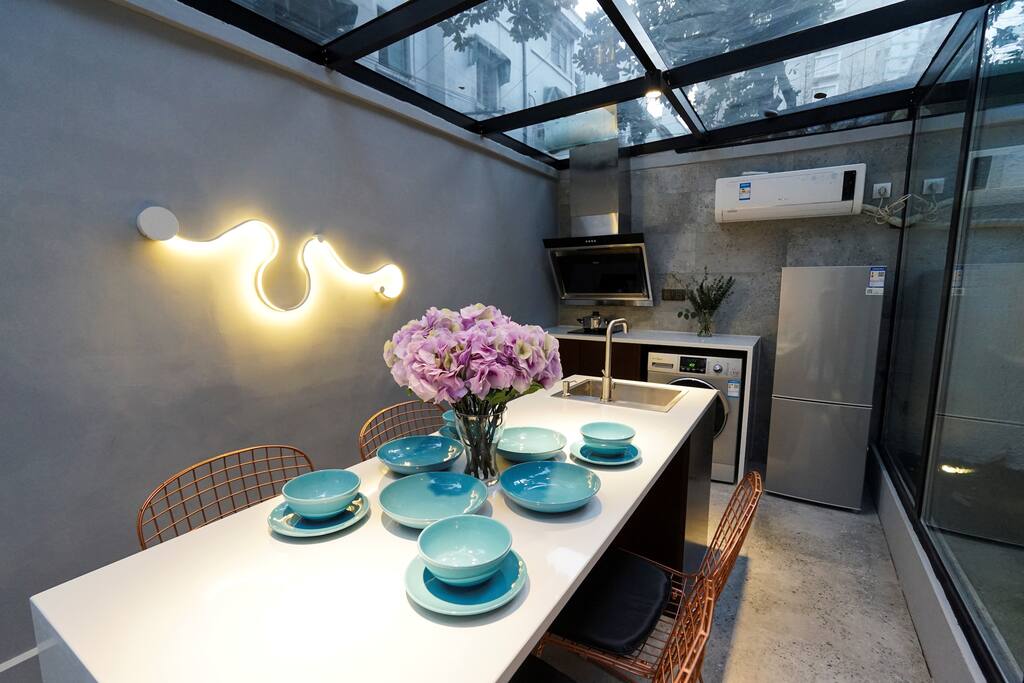 Gorgeous sunlight dinning room
惊艳美丽的阳光餐厅
