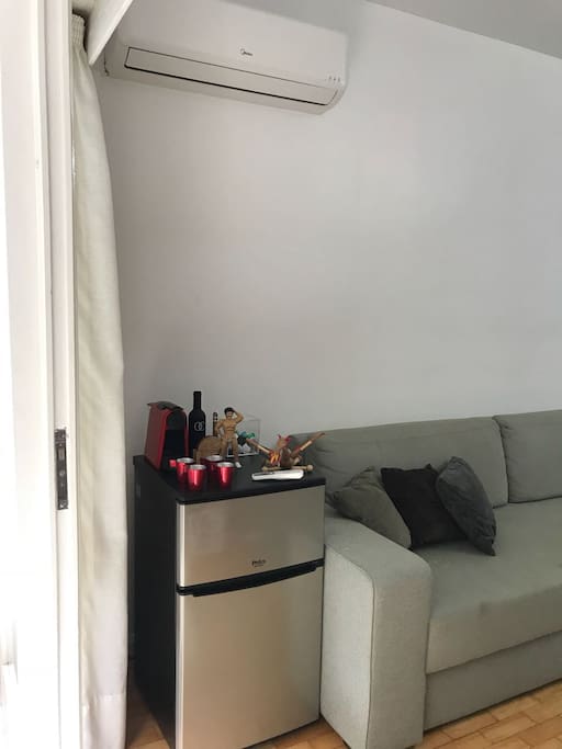 Living room com frigobar