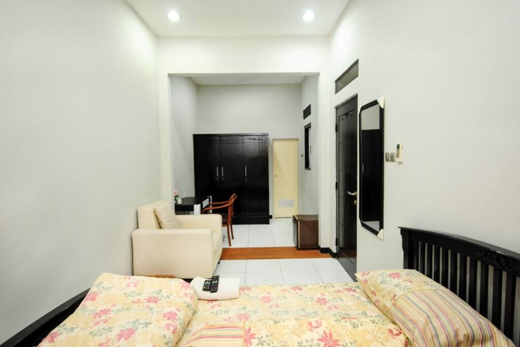 Ada sofa dan kulkas