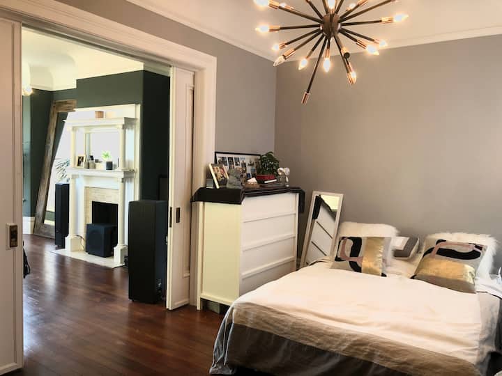 Dormitorio 2 con puerta corrediza a la sala de estar,  cama de matrimonio, cómoda, armario y mesa y silla opcionales. 