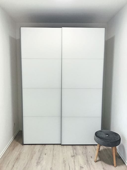 Ankleidezimmer mit großem Kleiderschrank