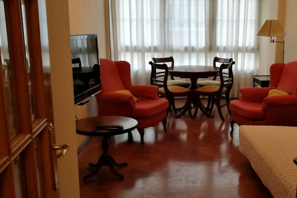 Salón-comedor con televisor de 42", orientado a la Avenida de Rubine.