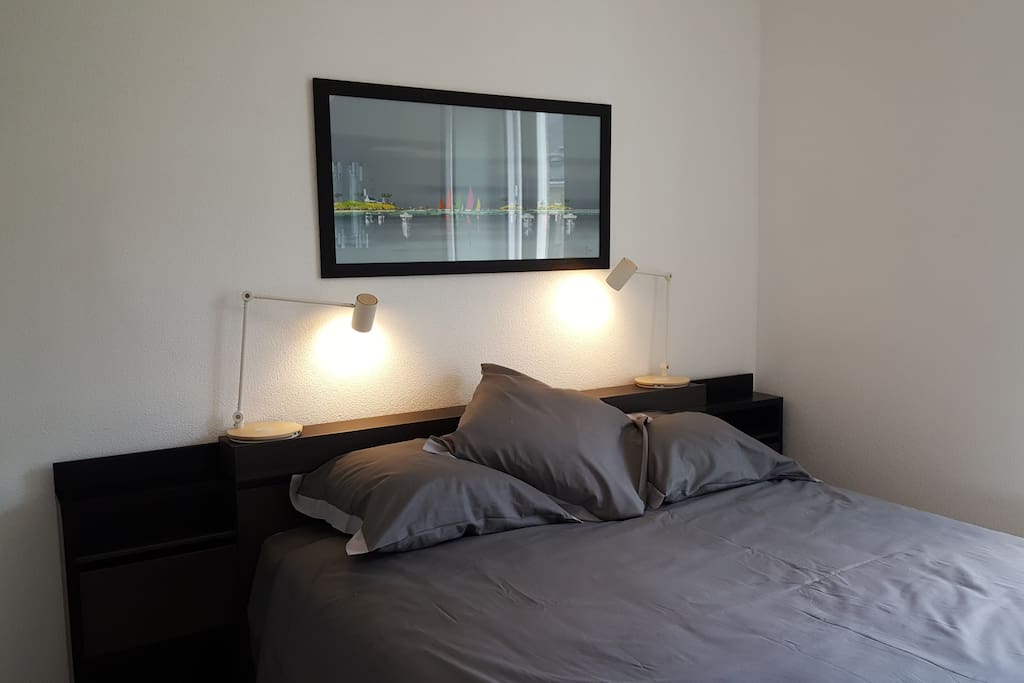 La chambre avec lit 160/200 + commode + armoire/penderie