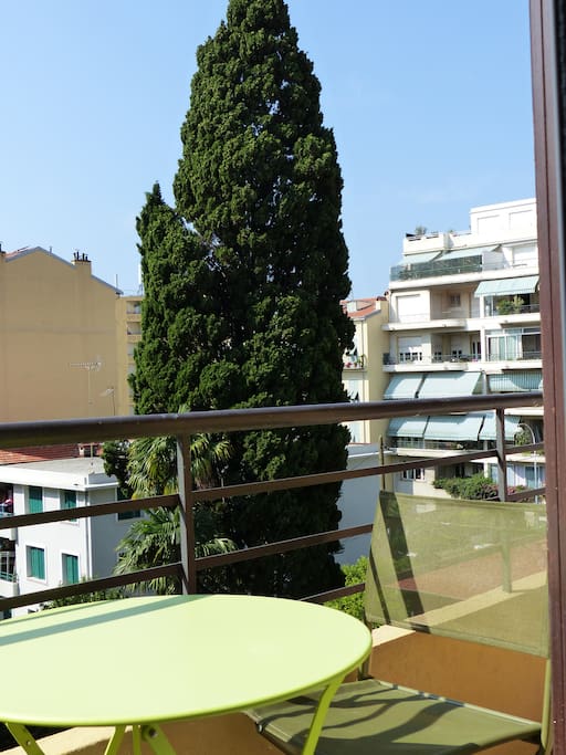Balcon plein sud ne donnant pas côté rue mais sur un espace vert