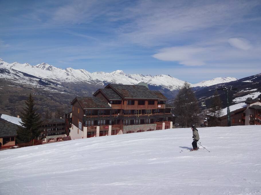Une résidence aux pieds des pistes et des remontées