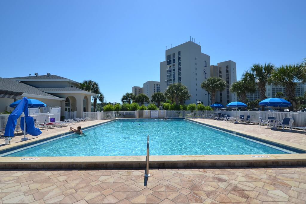 Pool,Resort,Swimming Pool,Water,Building