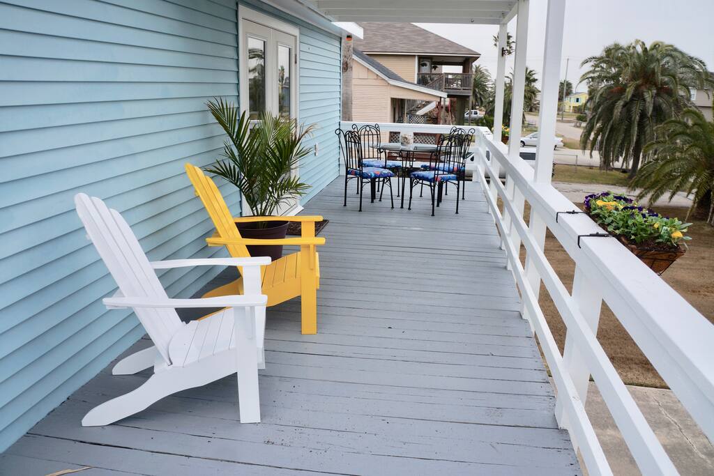 Enjoy sunbathing, bird watching or dinners on the deck!