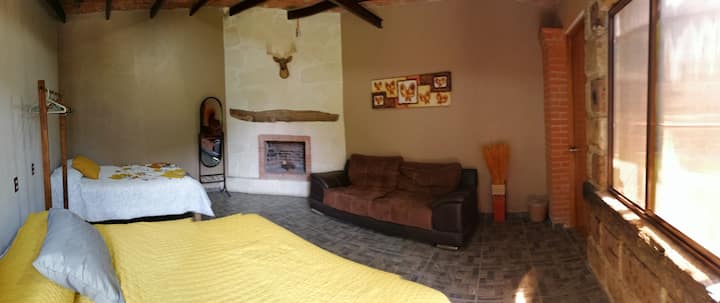 2 מיטות כפולות,
ספה גדולה,
אח,
חדר רחצה מלא 
