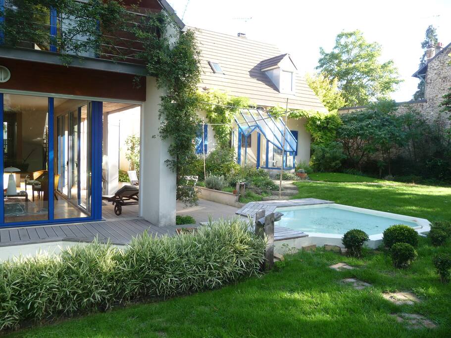 Maison au calme dans jardin Fleuri