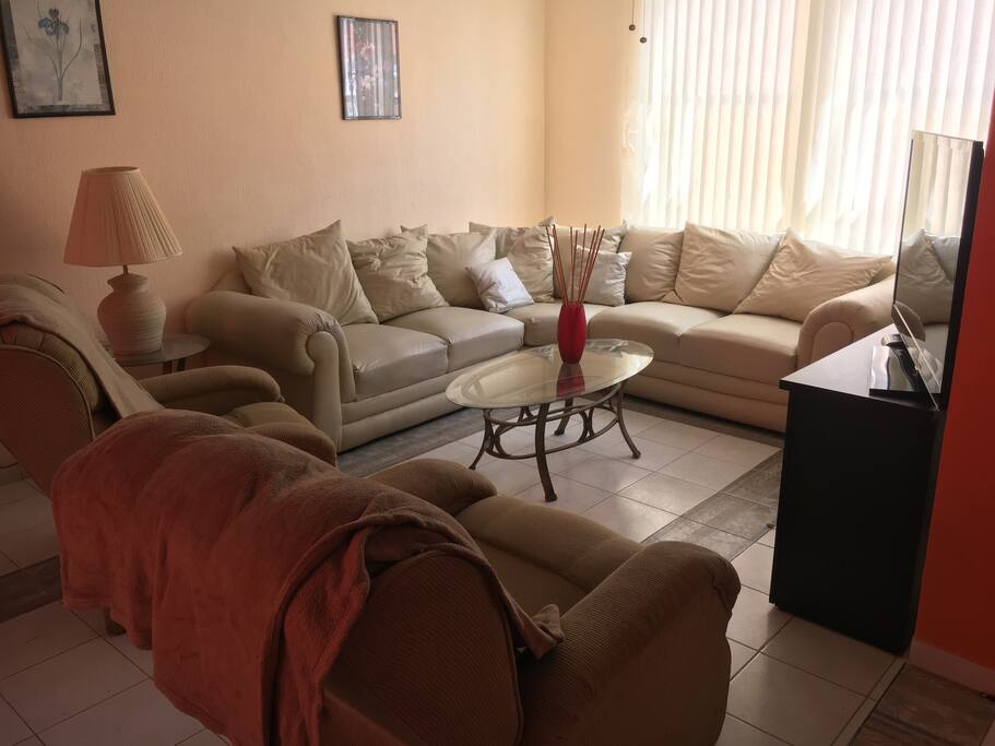 La sala cuenta con un split nuevo y tv de 42 pulgadas, canales por cable.