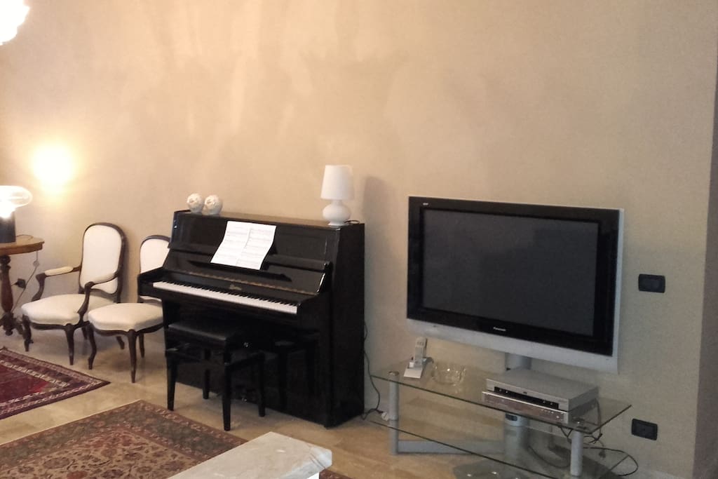 Il pianoforte: a disposizione degli ospiti, che lo possono suonare. Nelle ore consentite, eh!