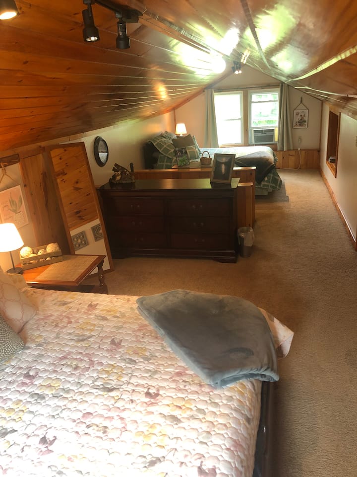 לופט פתוח למעלה עם 2 מיטות קווין סייז. תריסים להחשכת החדר