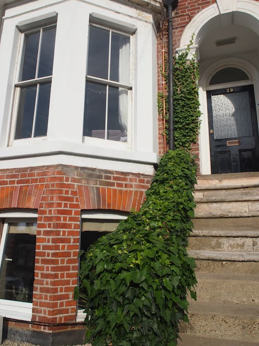 It is located in the basement of a Georgian house built in 1875, in a lovely and quiet street.