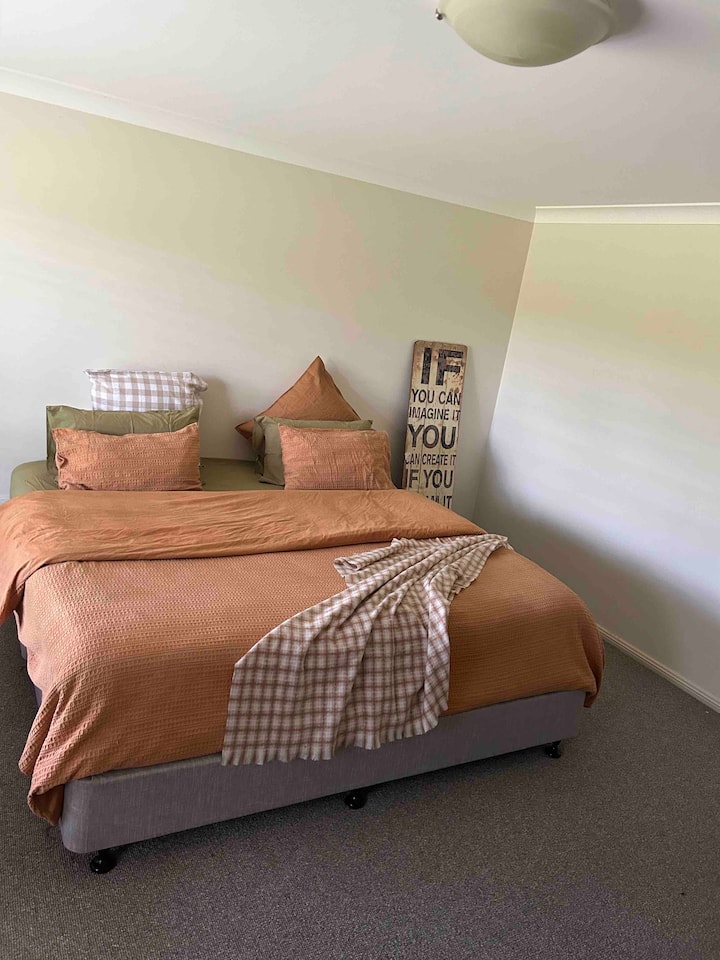 Მთავარი საძინებელი მყუდრო და დიდი საწოლით 