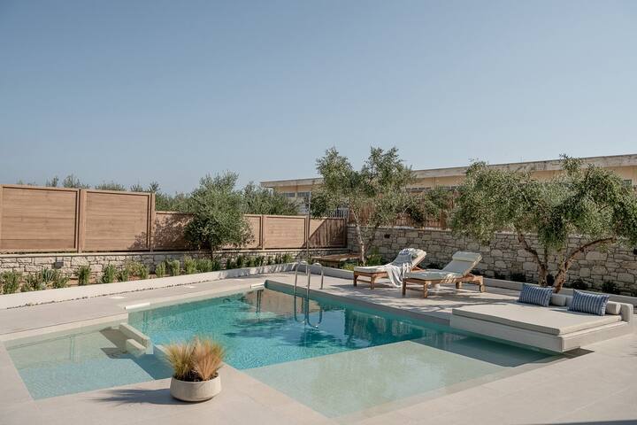 Heated pool *Walk to Taverna * 500mt to the beach gallery image 4