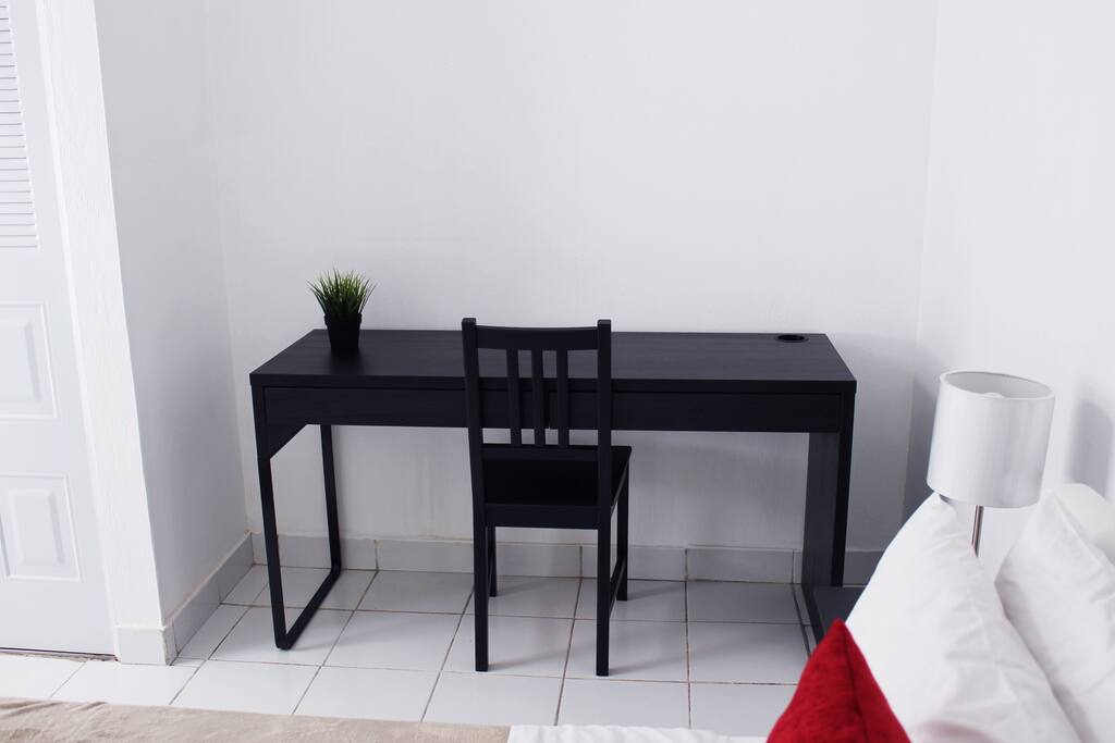 Escritorio ubicado en la Habitación.