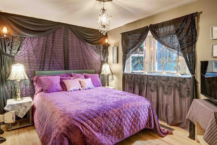 Beautiful Themed 1 or 2 bedroom Home with AC
