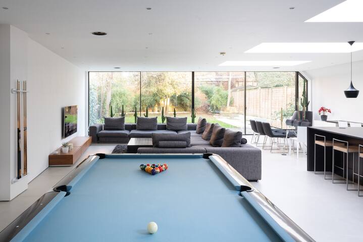 Luxury Large Modern London Townhouse: Cinema, Gym gallery image 2