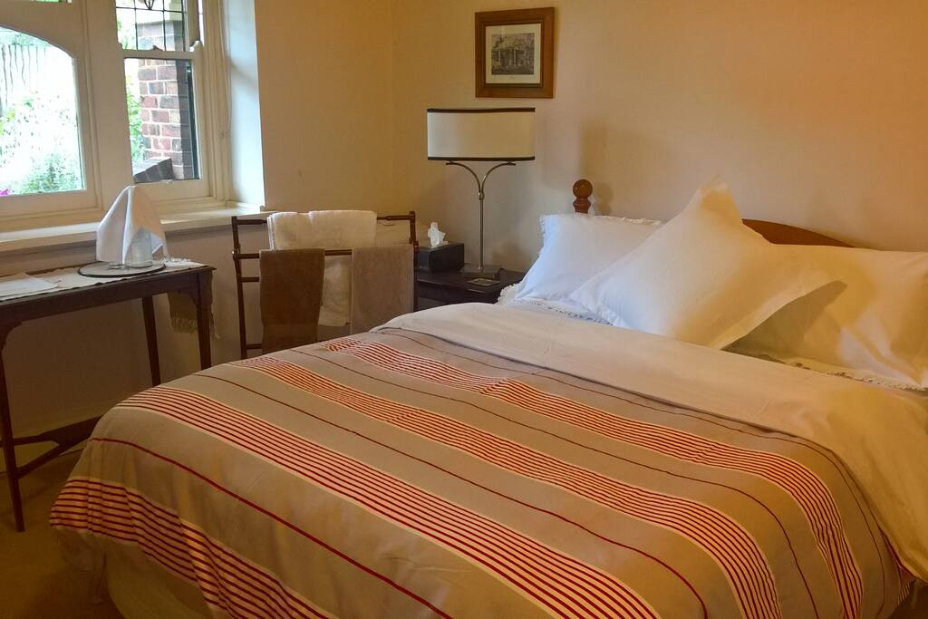 Comfortable , spacious Queen bedroom