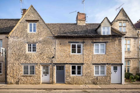 Top performing Airbnb: The Cottage, Cirencester in Cirencester