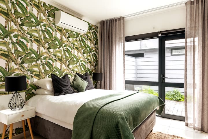 Luxury Queen Bed Room with Garden