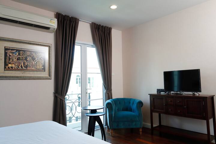 3BR (200sqm.) + guest pool and close to BTS/MRT! gallery image 3