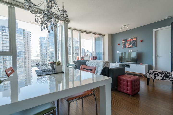 2BR Downtown Central Location w/ a View