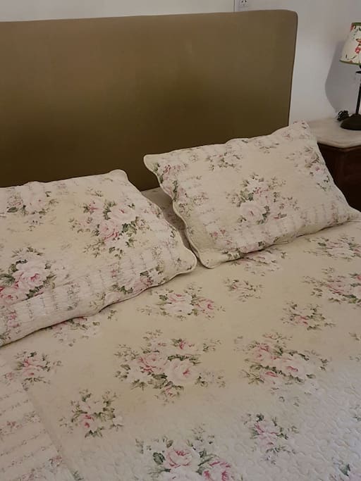 Cuarto con cama matrimonial (sommier) lugar de guardado y baño compartido.
