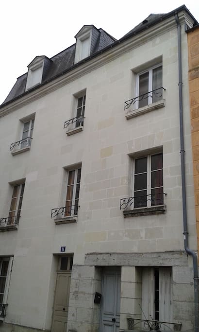 Le studio est au premier étage d'un immeuble ancien en pierre de tuffeau typique de la région.