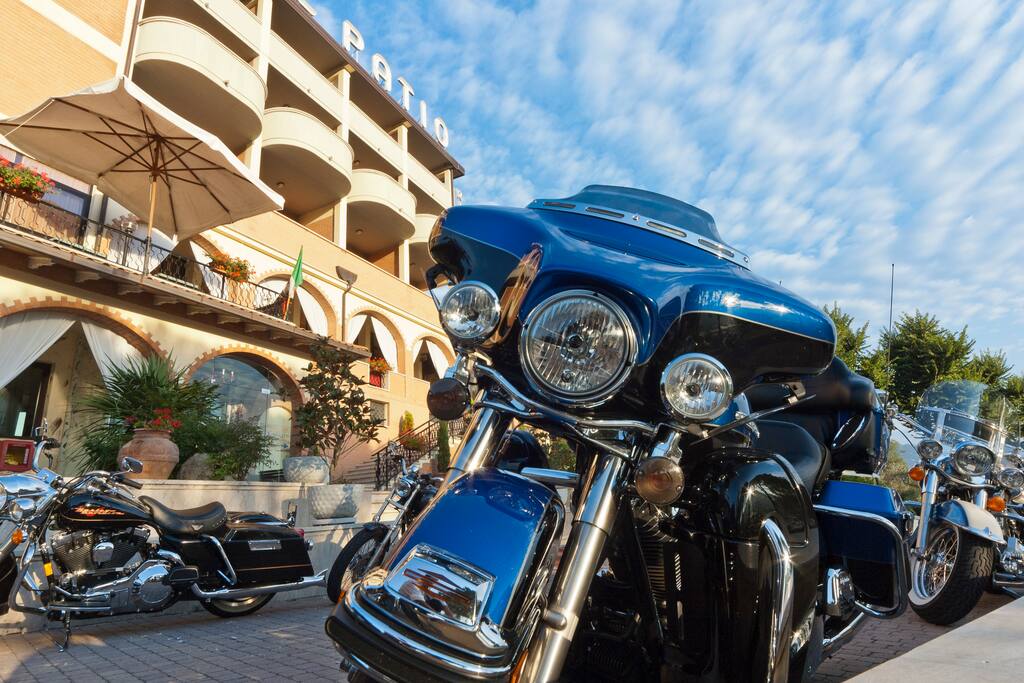 Raduno di Harley Davidson(iani), le moto sono parcheggiate davanti all'entrata in hotel